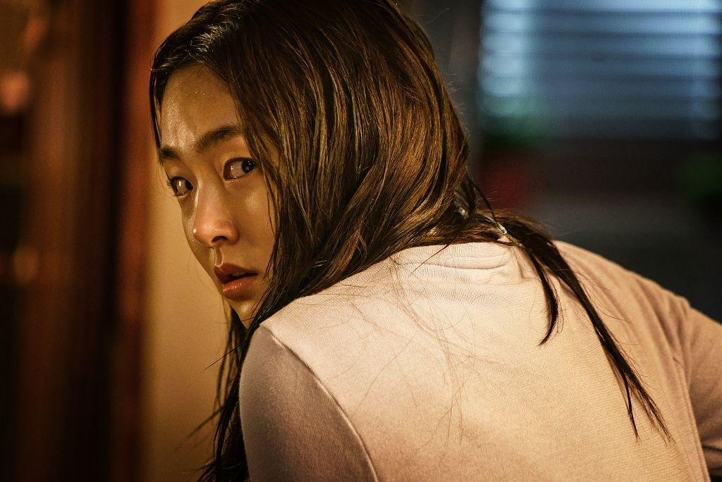 《變身》成東鎰稱拍攝現場「死傷慘重」　韓國觀眾直呼驚悚到該包尿布來看！