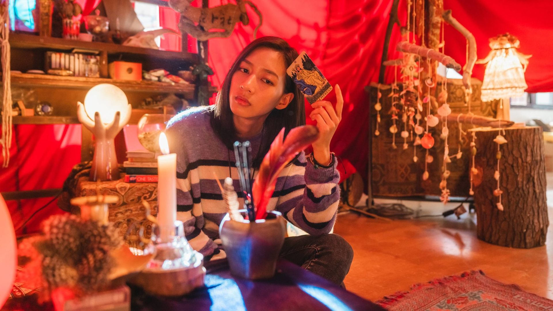 《可不可以，你也剛好喜歡我》陳妤篤信命理的物理系大學生　為戲狂練塔羅牌自信可當賭場發牌手