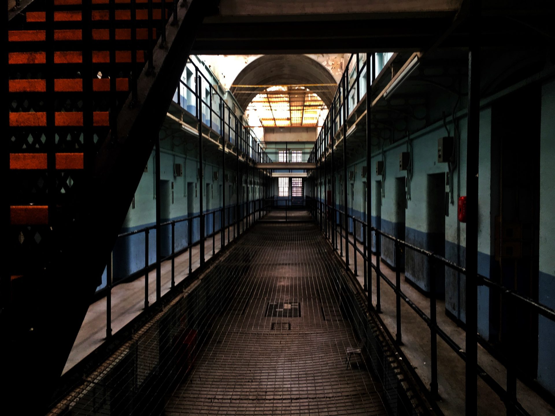 《大監獄行動》英國超陰猛鬼監獄實地取景　馬賽克自宮預告惹議網友私轉「高清無碼版」