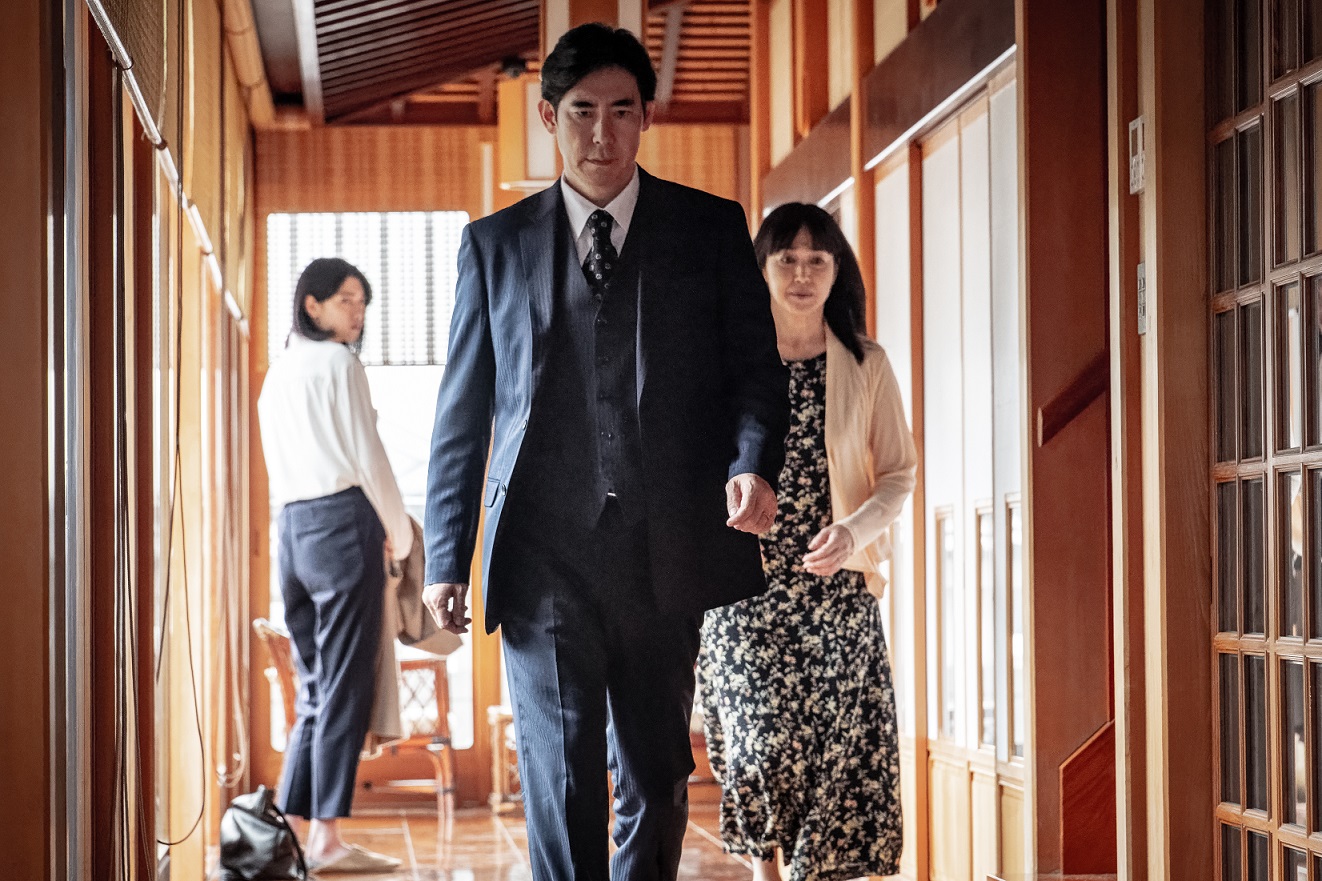 《犬鳴村》清水崇最新懼作超越《咒怨2》　大谷凜香扮網紅撞鬼狂瘀青泡溫泉療傷