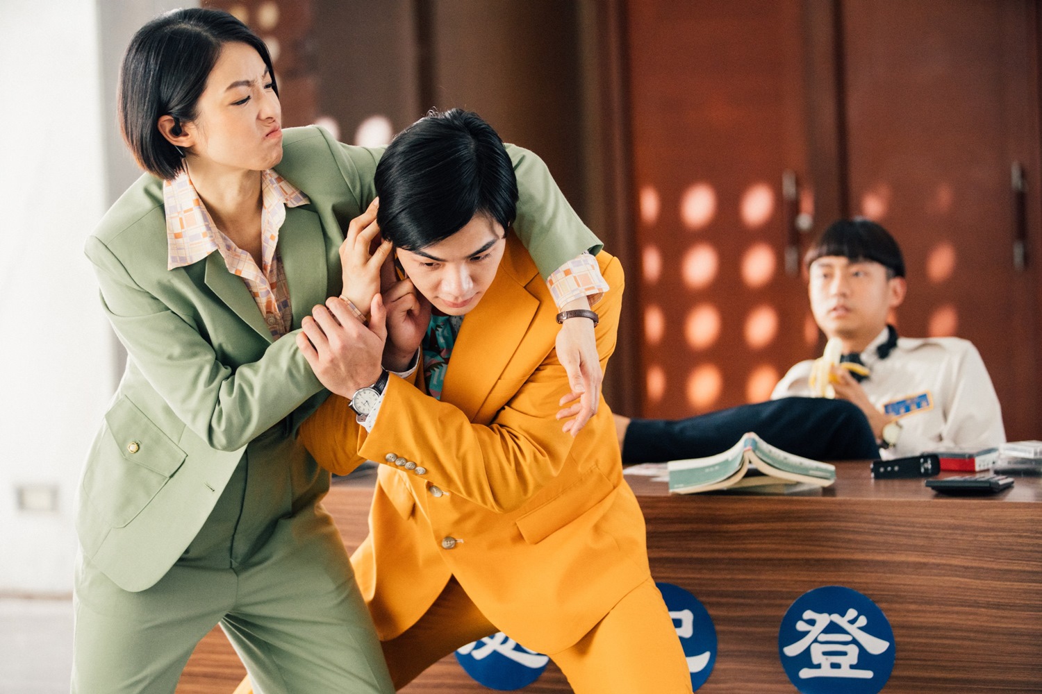 《逃出立法院》賴雅妍、禾浩辰硬起來對決活屍　不延期上映拼命衝出活路