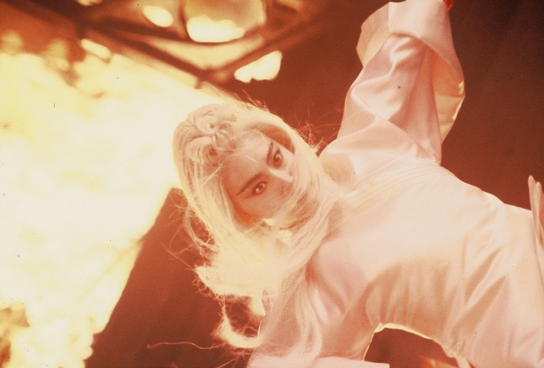 《白髮魔女傳》永遠的巨星張國榮愛情武俠代表作　林青霞絕美白髮造型掀起影壇話題