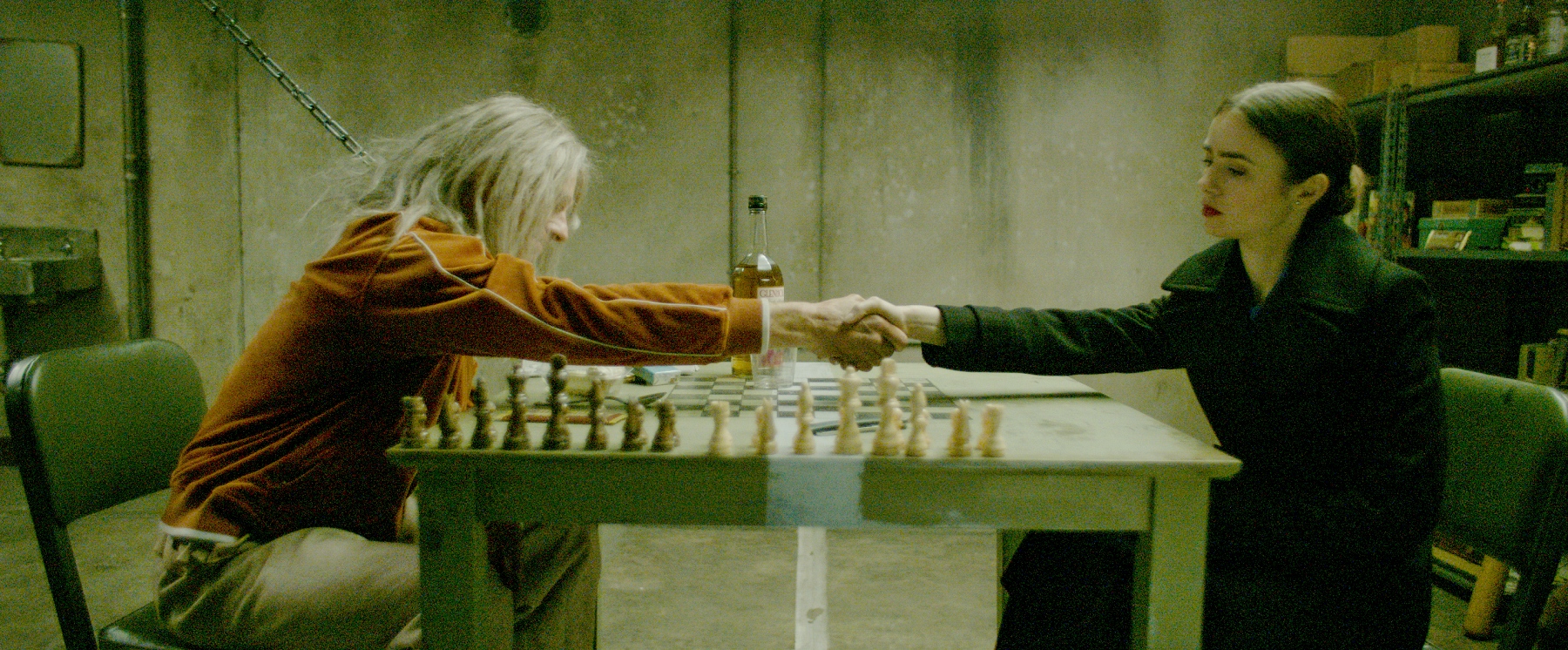 《鎖命佈局》莉莉柯林斯甩甜美形象　與賽門佩格「西洋棋局」心機角力