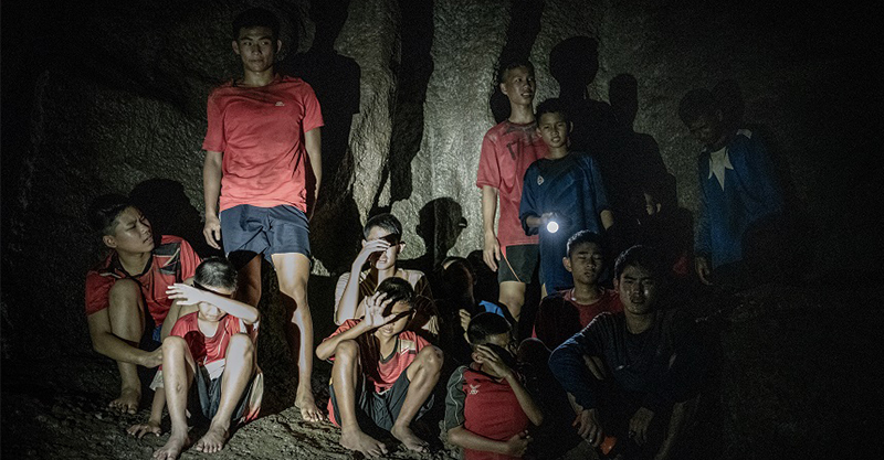 《奇蹟救援》「泰國少年足球隊被困事件」搜救行動躍上大銀幕　真實英雄客串演出！