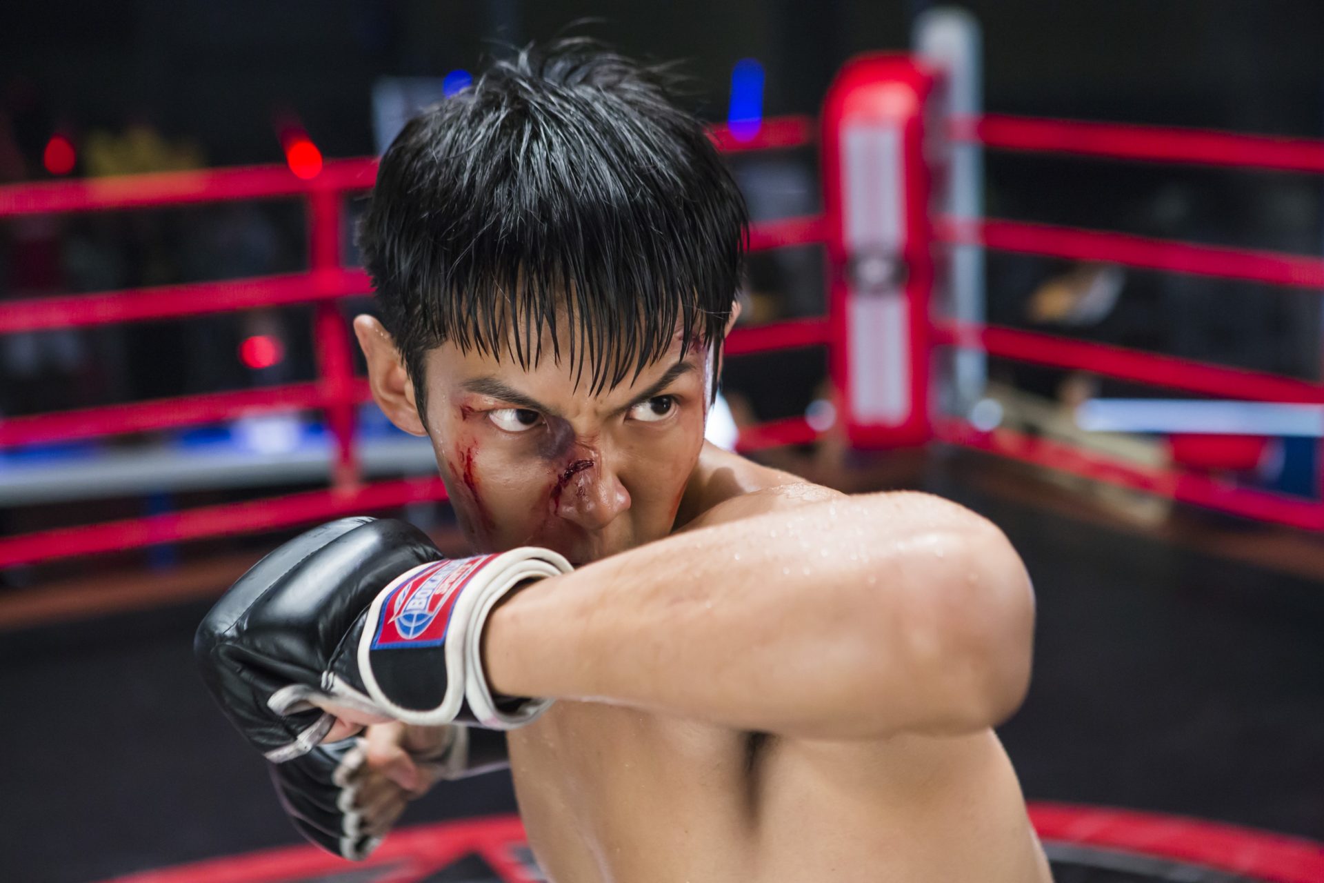 《打噴嚏》柯震東拳擊勝率永遠「+0」　裸上身「廢到底也不怕」的熱血一拳英雄