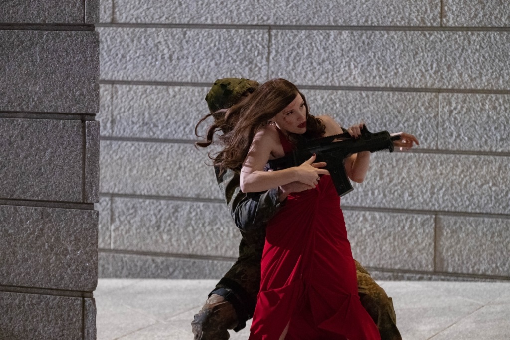 《追殺艾娃》柯林法洛狠槓潔西卡雀絲坦　動作場面「來真的」成新一代「女殺神」