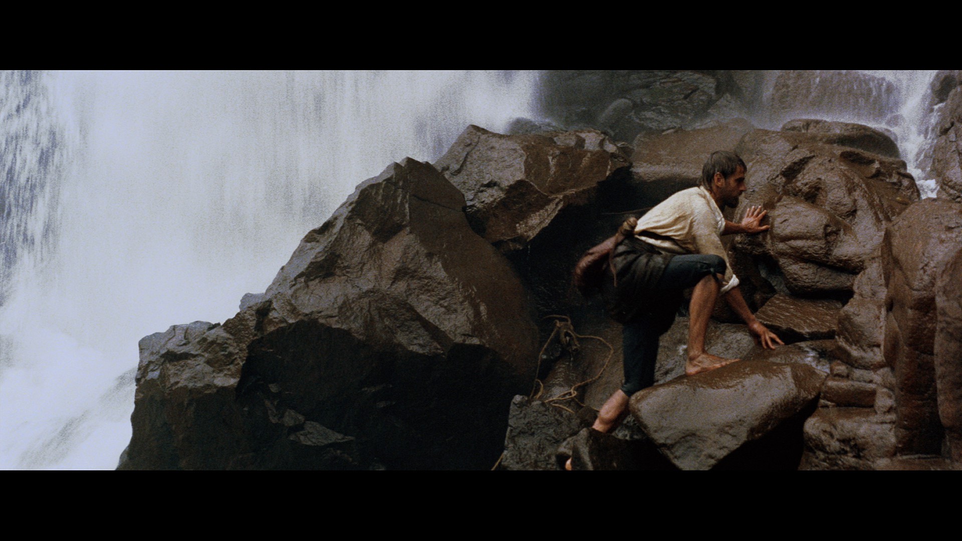 坎城金棕櫚獎史詩鉅作《教會》重返大銀幕　影帝傑瑞米艾朗徒手爬瀑布來真的